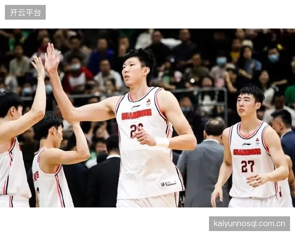 周琦季后赛强硬统治禁区，高效率攻防表现助北京队淘汰广东晋级四强。